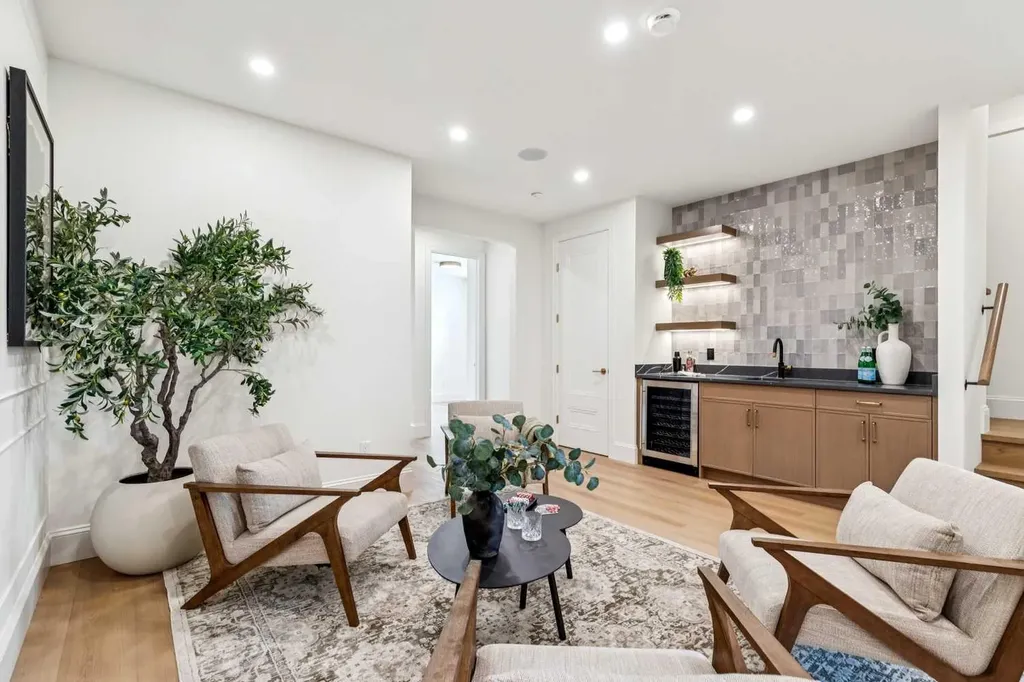 1603 42 Avenue SW Calgary AB T2T 2M4