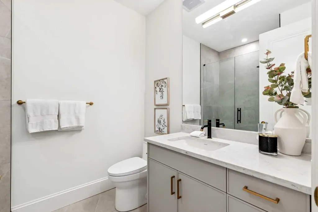 1603 42 Avenue SW Calgary AB T2T 2M4