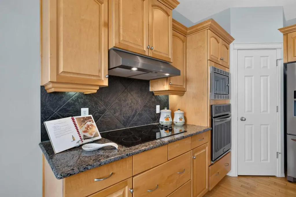 121 Sherwood Way NW Calgary AB T3R 1M8