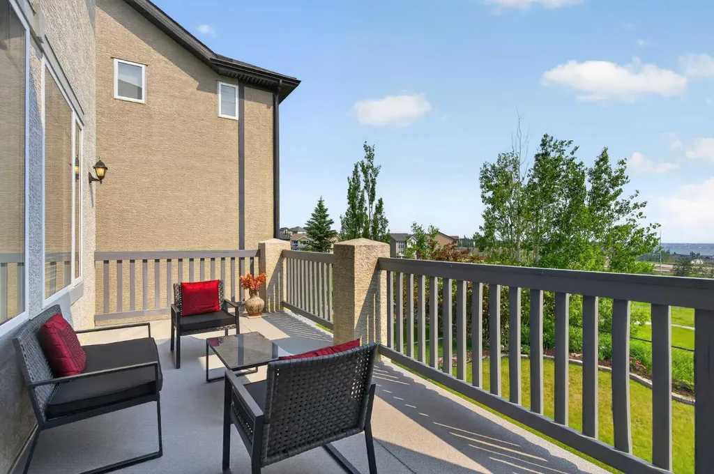 121 Sherwood Way NW Calgary AB T3R 1M8