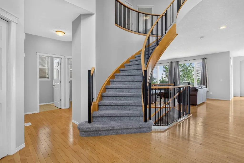 121 Sherwood Way NW Calgary AB T3R 1M8