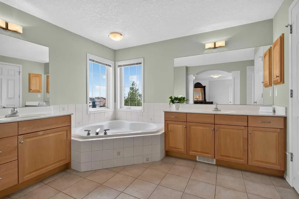 121 Sherwood Way NW Calgary AB T3R 1M8