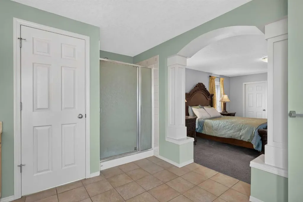 121 Sherwood Way NW Calgary AB T3R 1M8
