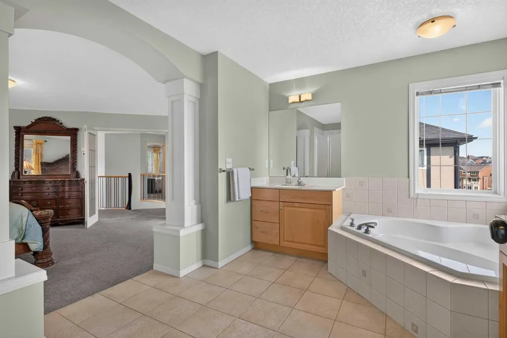 121 Sherwood Way NW Calgary AB T3R 1M8
