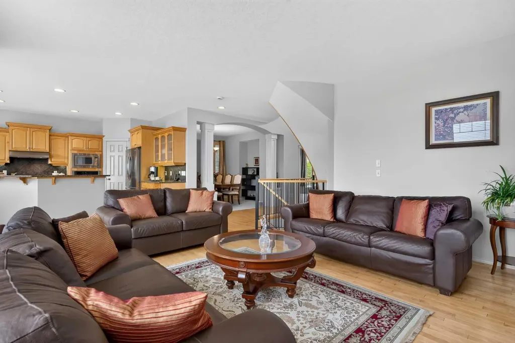 121 Sherwood Way NW Calgary AB T3R 1M8