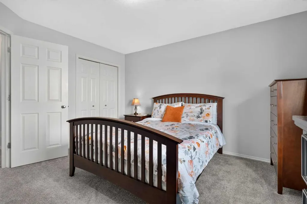121 Sherwood Way NW Calgary AB T3R 1M8