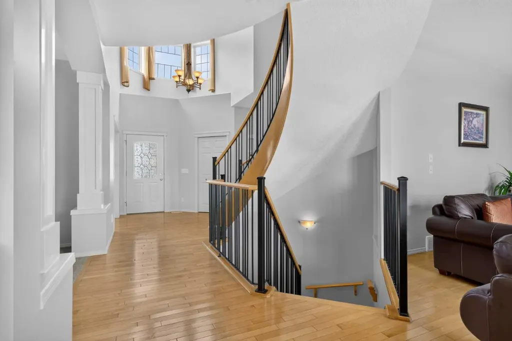 121 Sherwood Way NW Calgary AB T3R 1M8