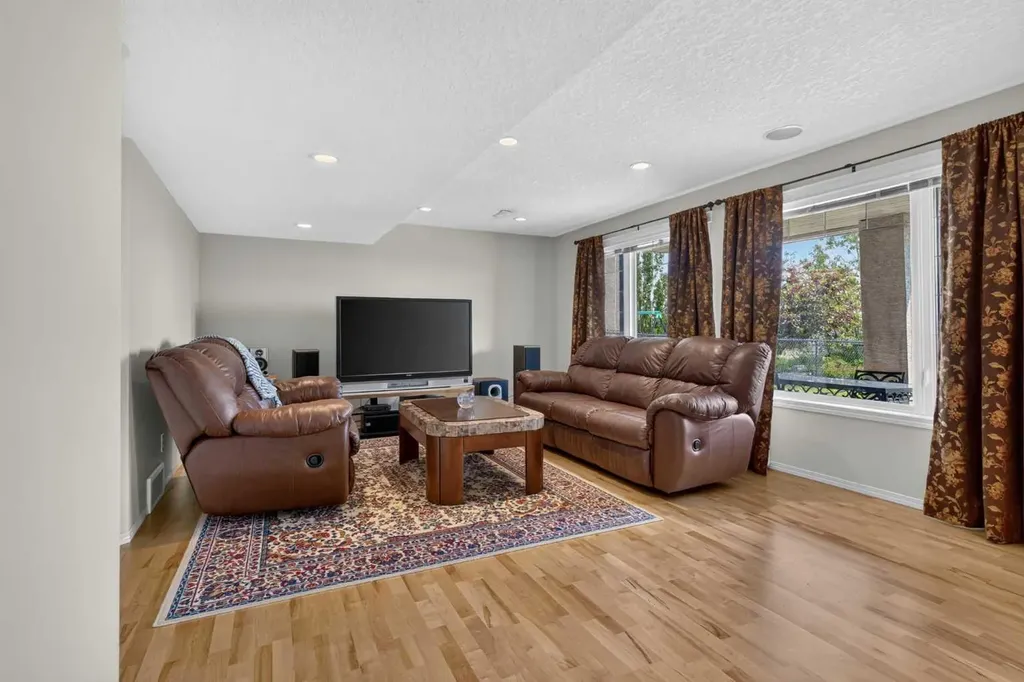 121 Sherwood Way NW Calgary AB T3R 1M8