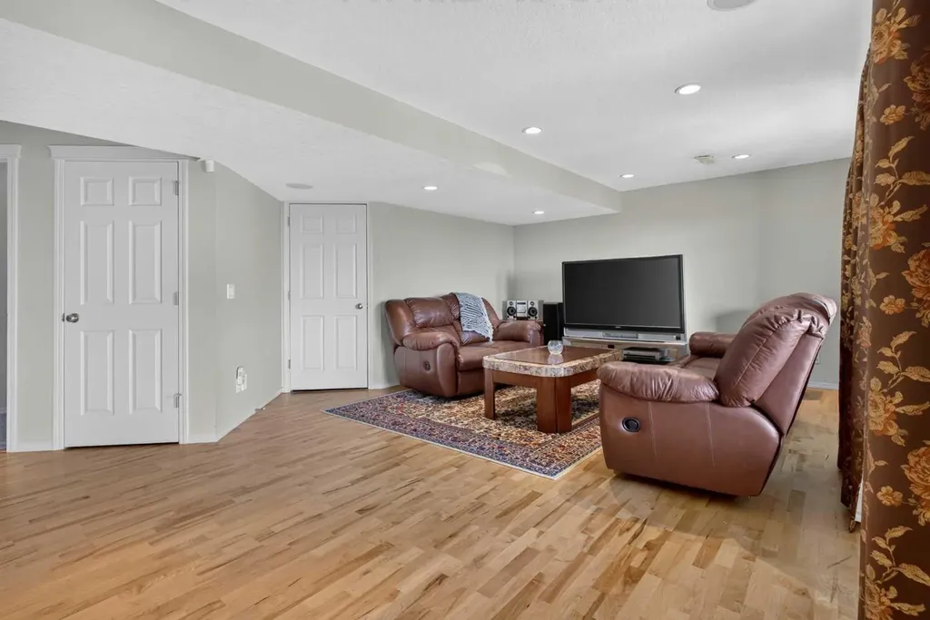 121 Sherwood Way NW Calgary AB T3R 1M8