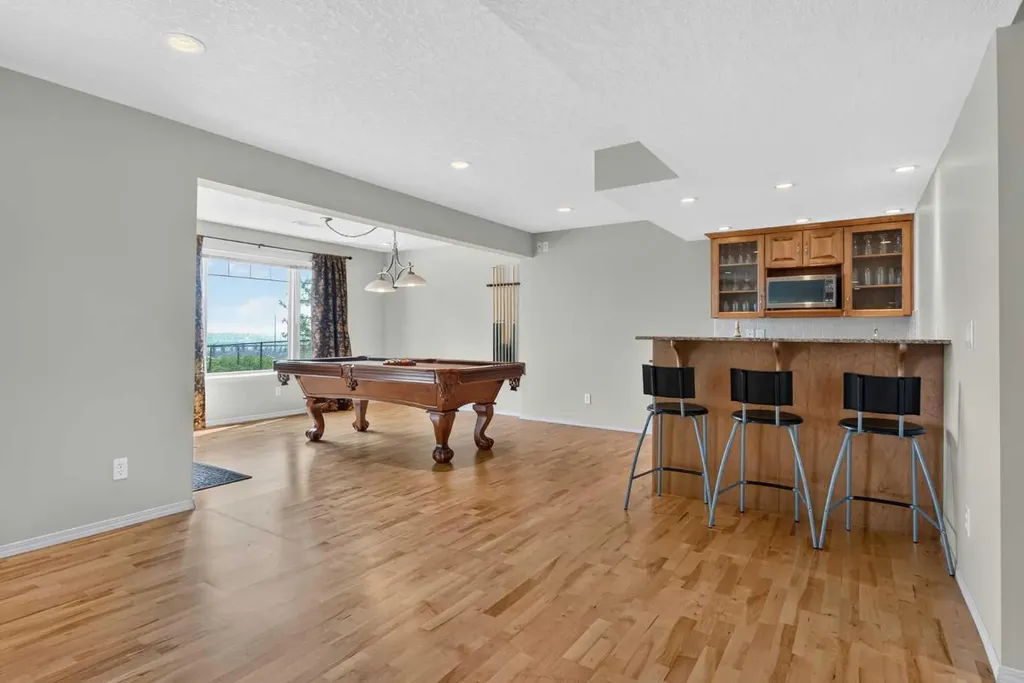 121 Sherwood Way NW Calgary AB T3R 1M8