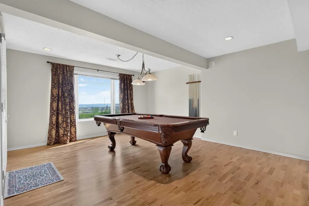 121 Sherwood Way NW Calgary AB T3R 1M8