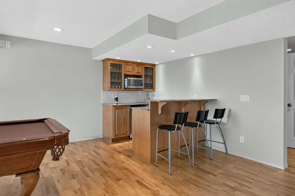 121 Sherwood Way NW Calgary AB T3R 1M8
