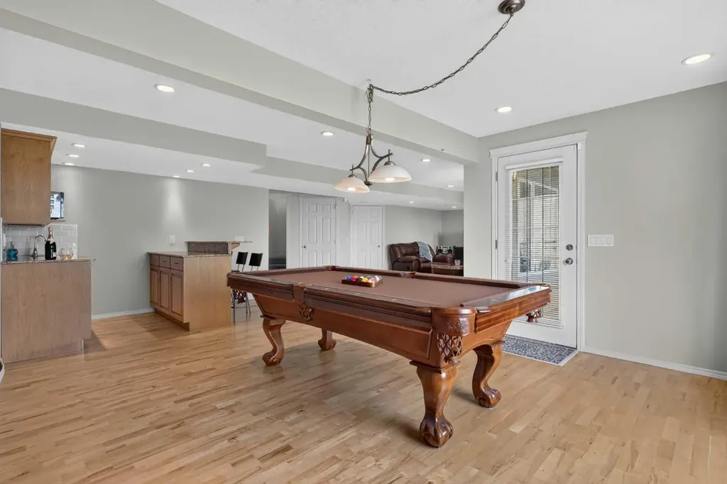 121 Sherwood Way NW Calgary AB T3R 1M8