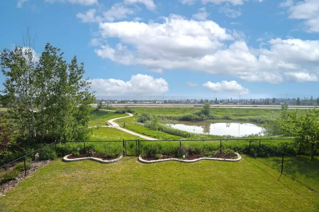 121 Sherwood Way NW Calgary AB T3R 1M8