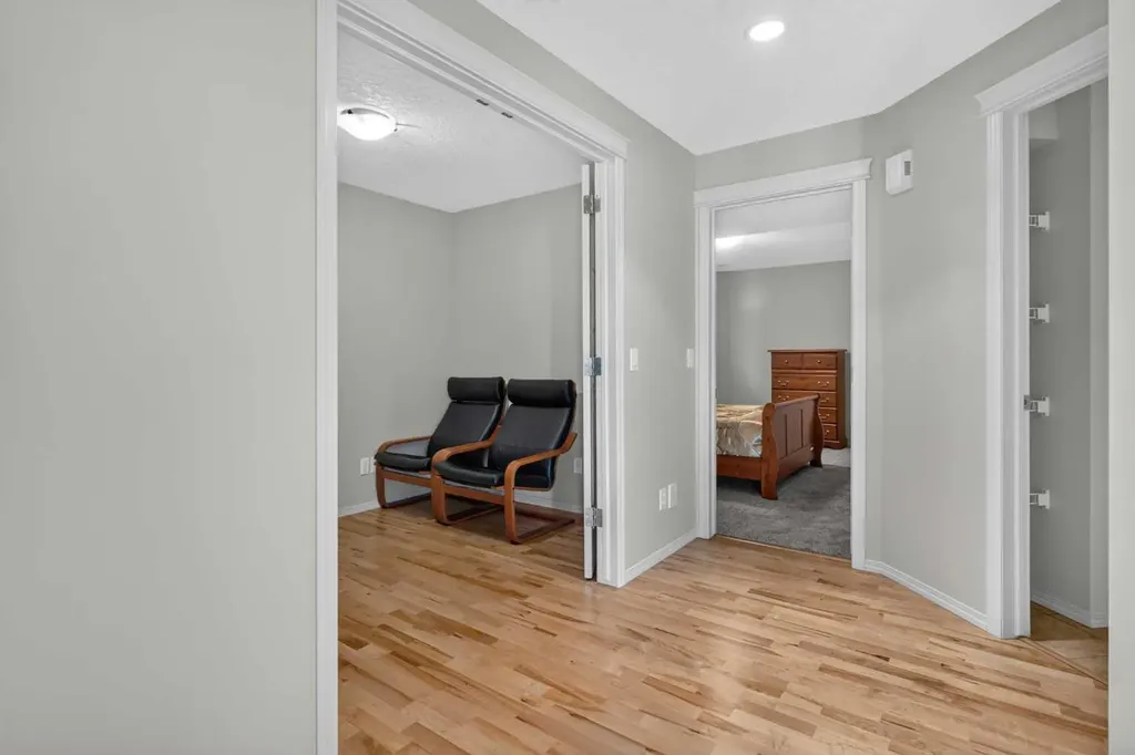 121 Sherwood Way NW Calgary AB T3R 1M8