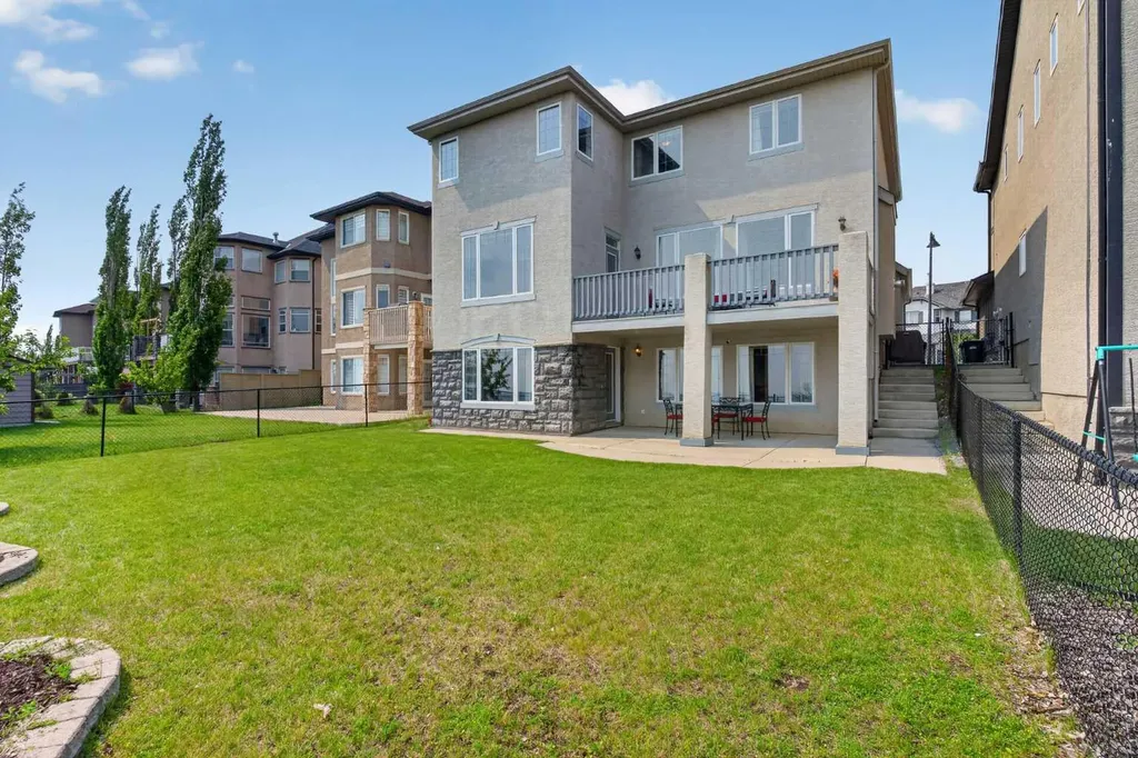 121 Sherwood Way NW Calgary AB T3R 1M8