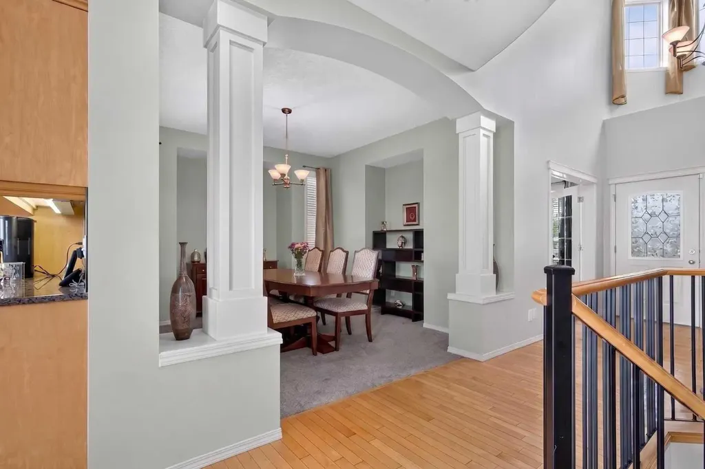 121 Sherwood Way NW Calgary AB T3R 1M8