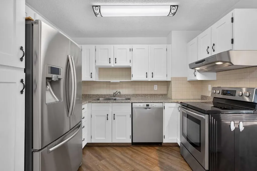 24 Mckenna Mews SE Calgary AB T2Z 1W8