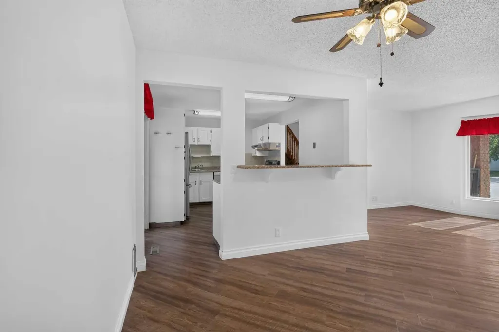 24 Mckenna Mews SE Calgary AB T2Z 1W8