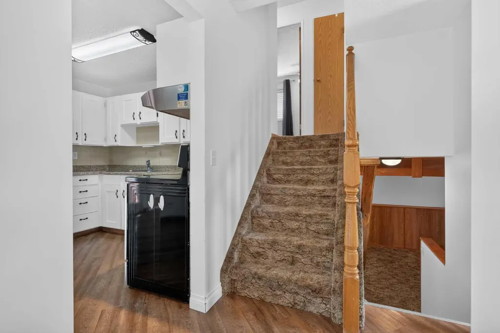 24 Mckenna Mews SE Calgary AB T2Z 1W8