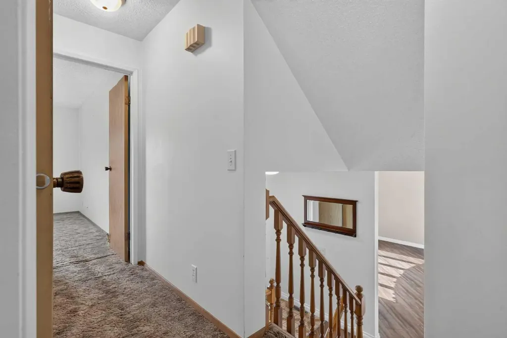 24 Mckenna Mews SE Calgary AB T2Z 1W8