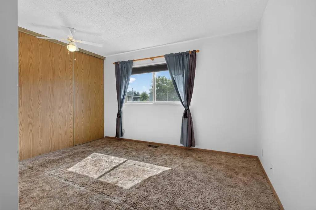 24 Mckenna Mews SE Calgary AB T2Z 1W8