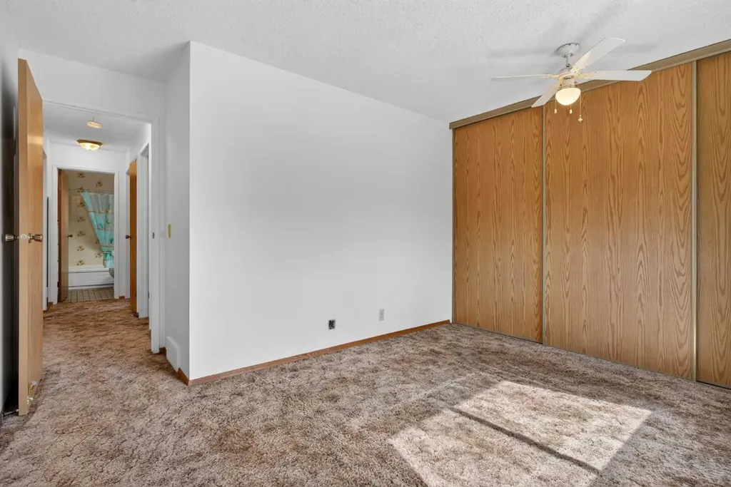 24 Mckenna Mews SE Calgary AB T2Z 1W8