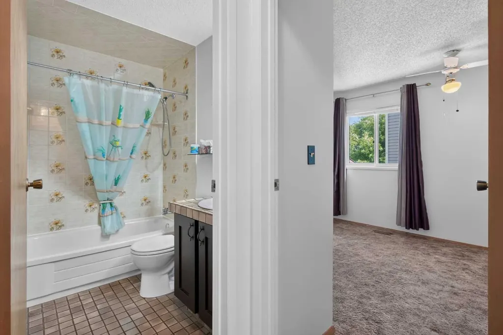 24 Mckenna Mews SE Calgary AB T2Z 1W8