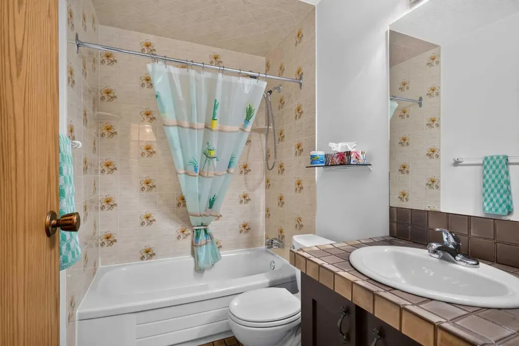 24 Mckenna Mews SE Calgary AB T2Z 1W8