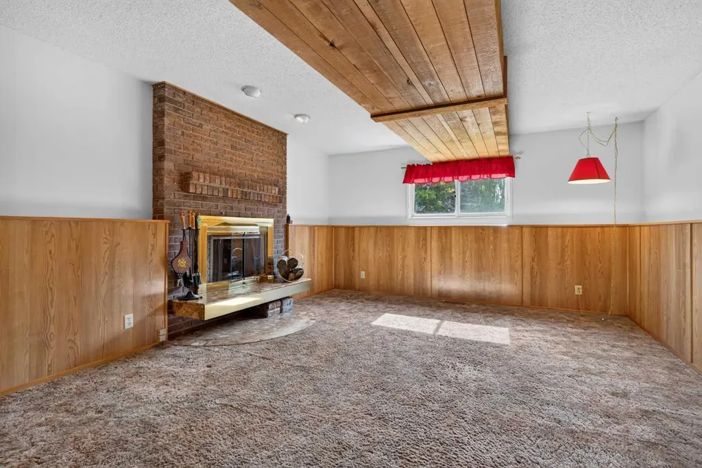 24 Mckenna Mews SE Calgary AB T2Z 1W8