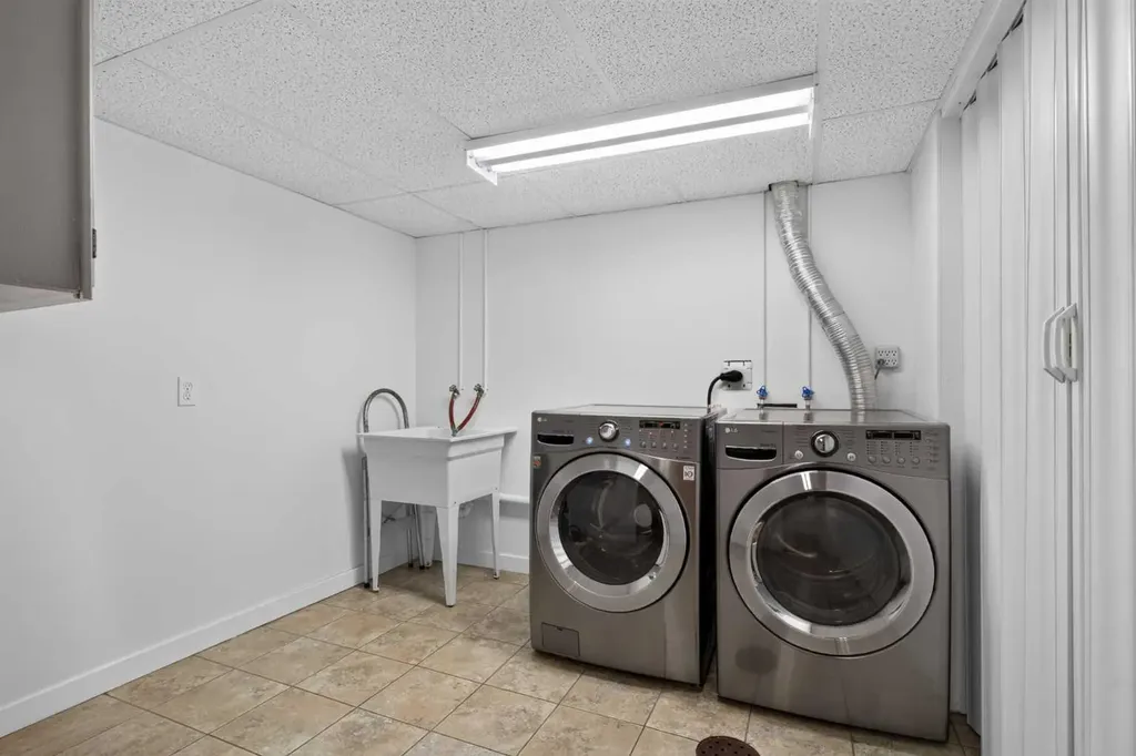 24 Mckenna Mews SE Calgary AB T2Z 1W8