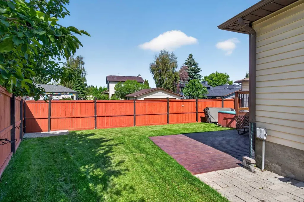 24 Mckenna Mews SE Calgary AB T2Z 1W8