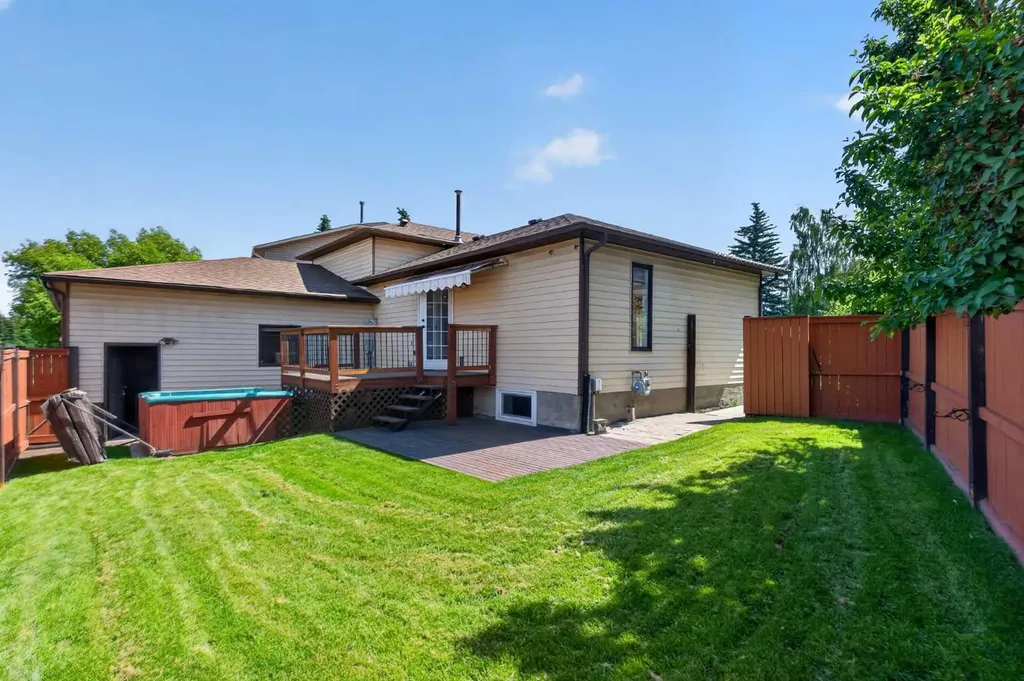 24 Mckenna Mews SE Calgary AB T2Z 1W8