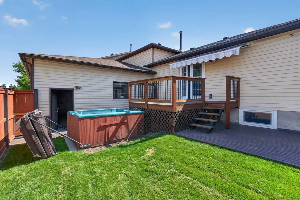 24 Mckenna Mews SE Calgary AB T2Z 1W8