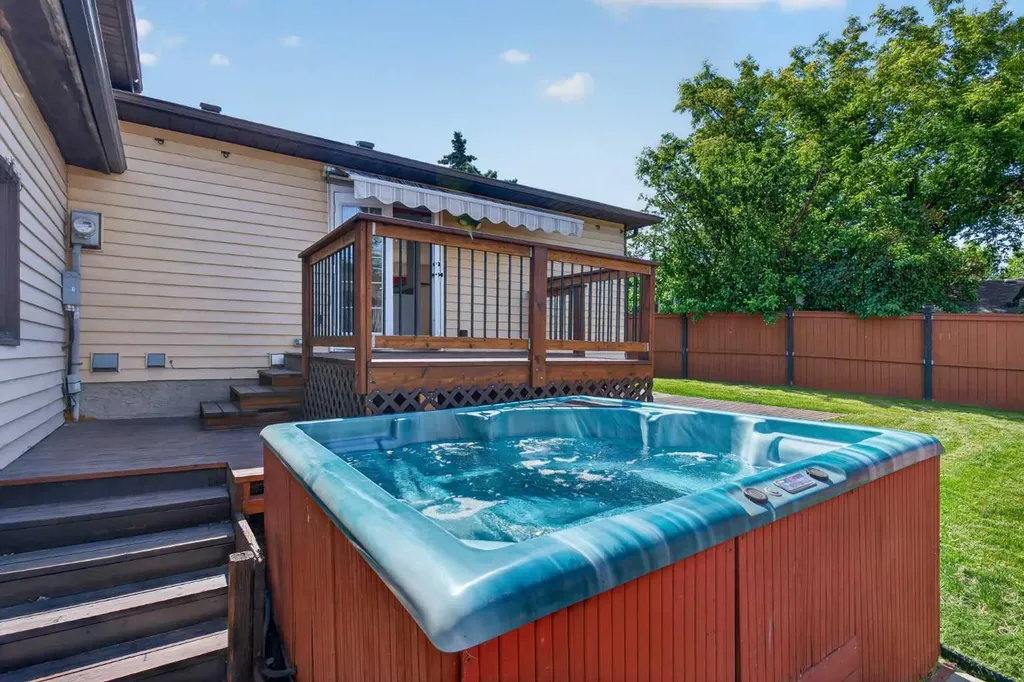 24 Mckenna Mews SE Calgary AB T2Z 1W8