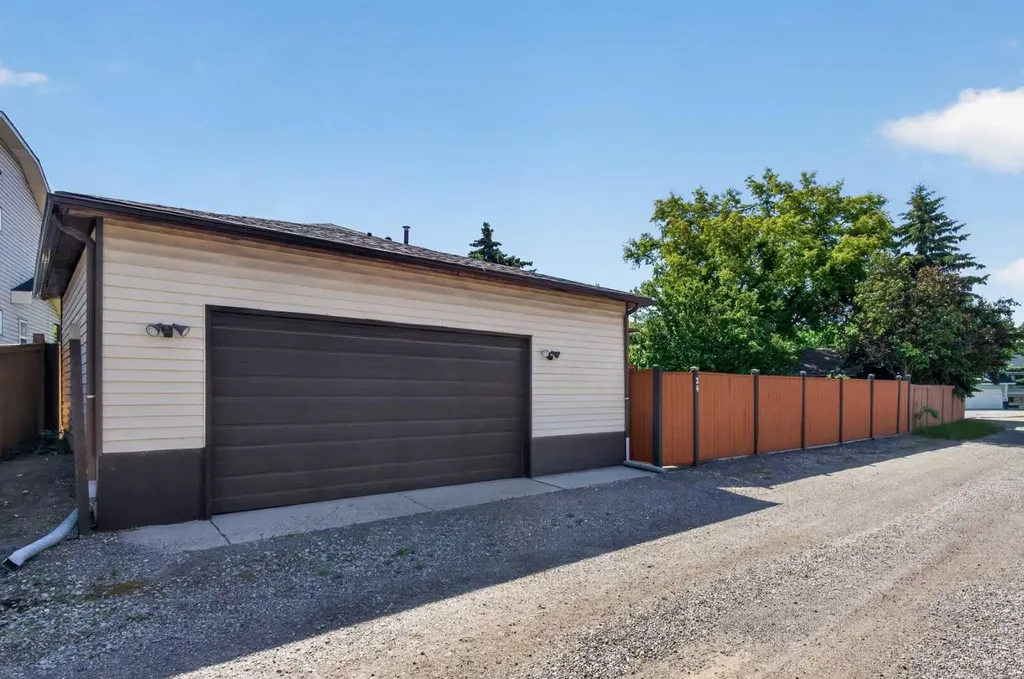 24 Mckenna Mews SE Calgary AB T2Z 1W8