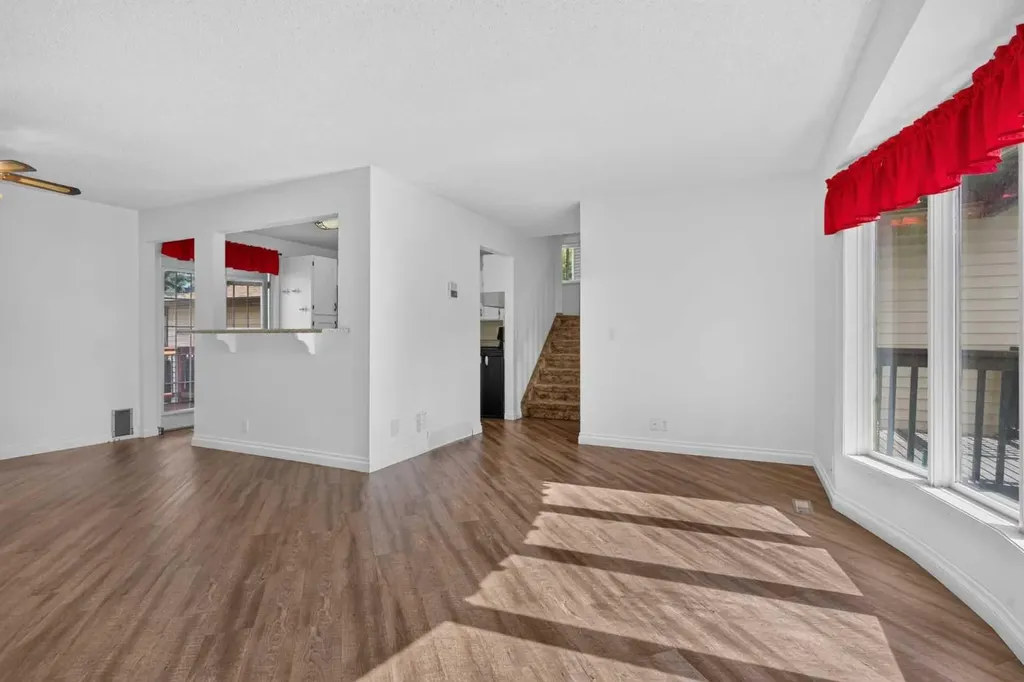 24 Mckenna Mews SE Calgary AB T2Z 1W8