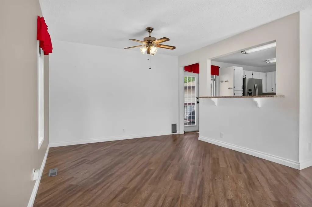 24 Mckenna Mews SE Calgary AB T2Z 1W8