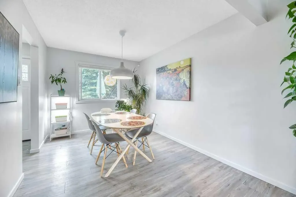 7311 35 Avenue NW Calgary AB T3B 1T2