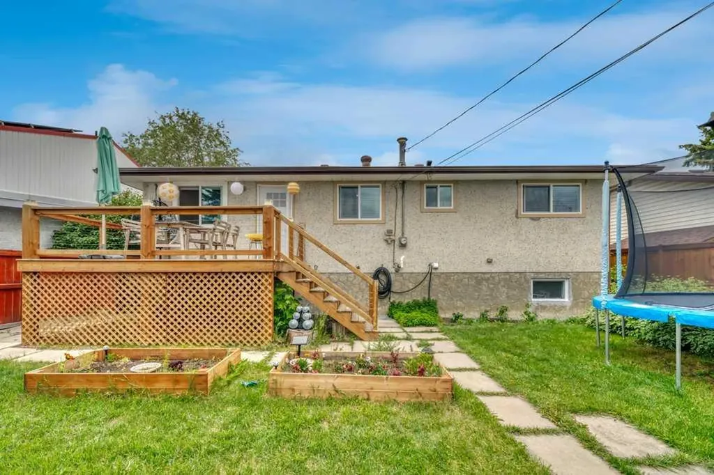 7311 35 Avenue NW Calgary AB T3B 1T2