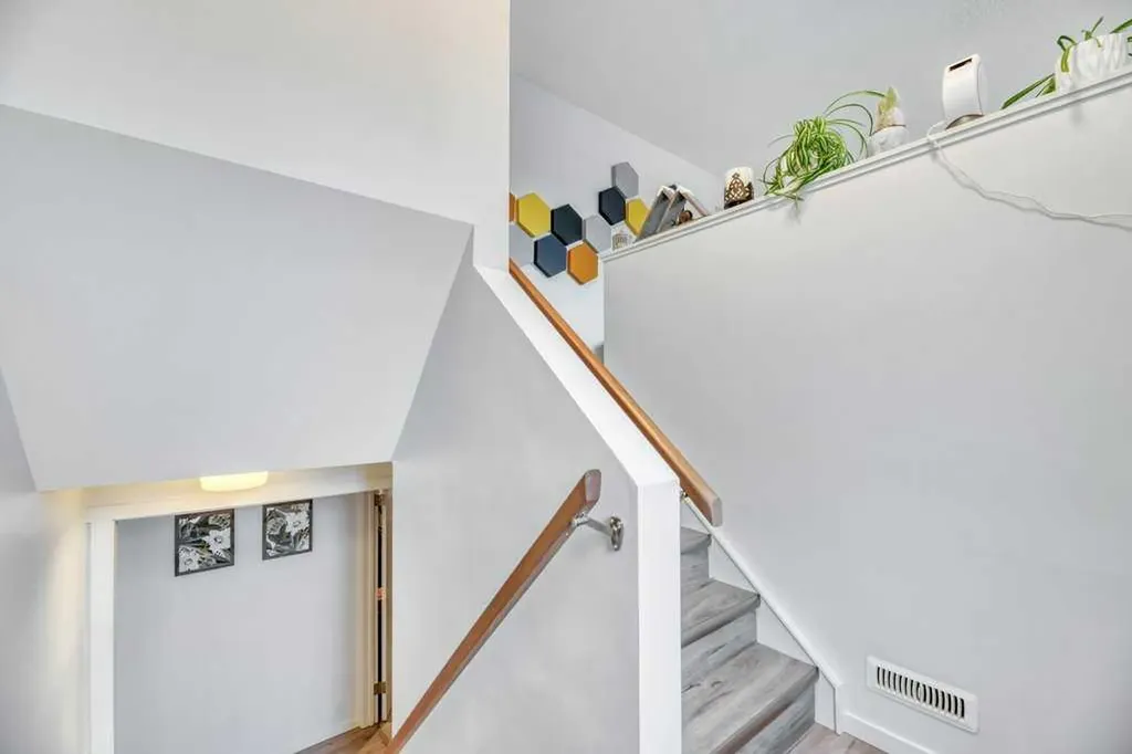 7311 35 Avenue NW Calgary AB T3B 1T2