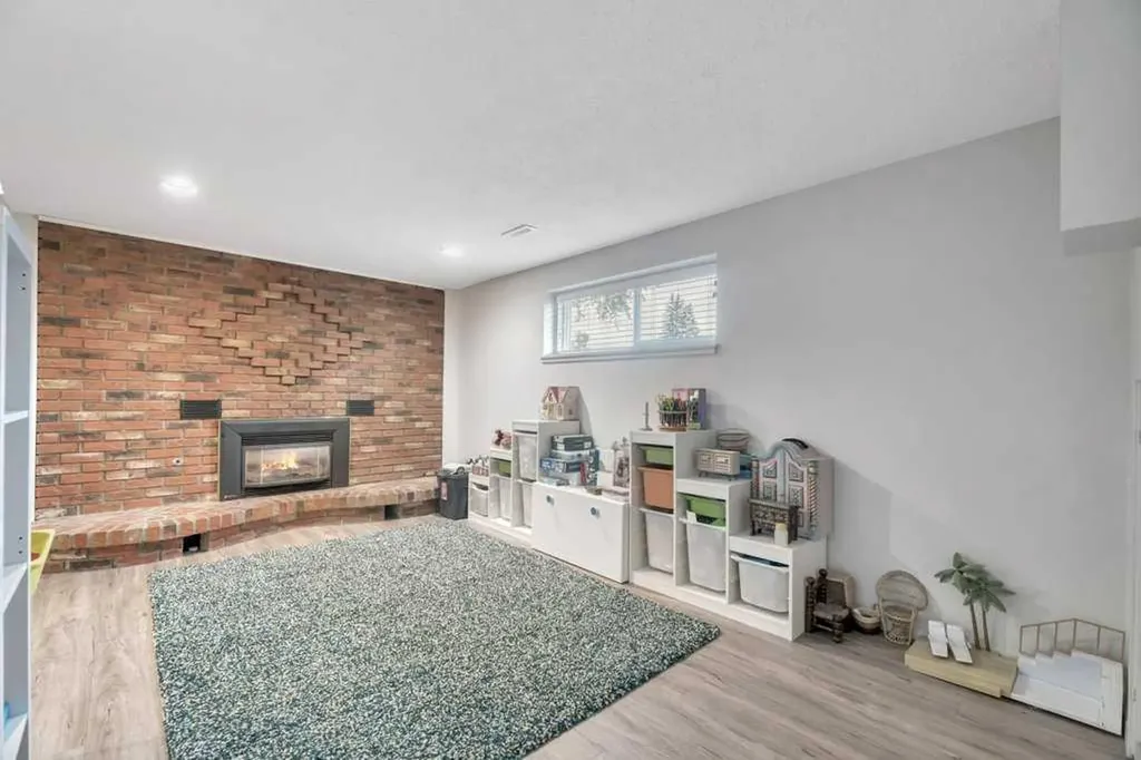 7311 35 Avenue NW Calgary AB T3B 1T2