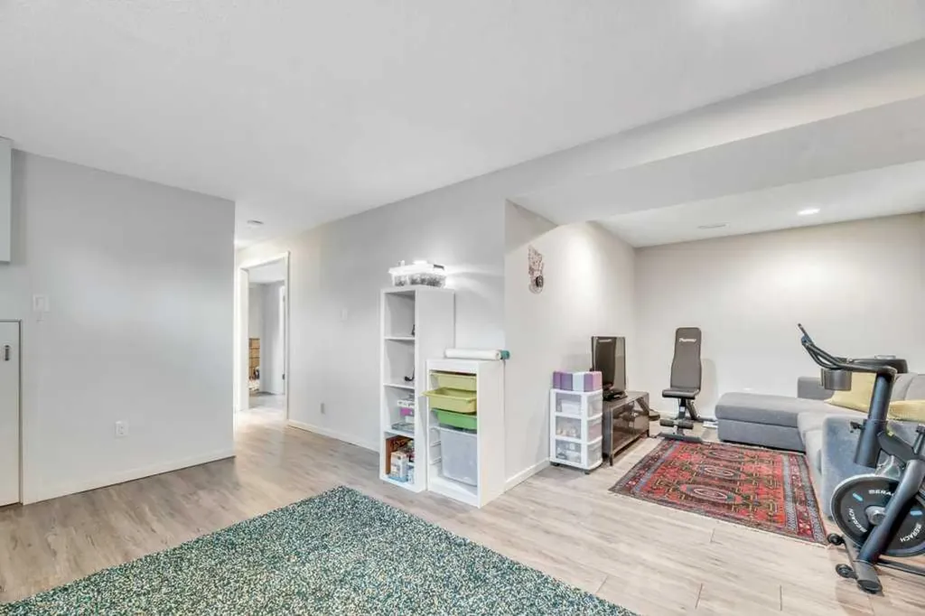 7311 35 Avenue NW Calgary AB T3B 1T2