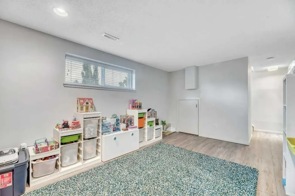 7311 35 Avenue NW Calgary AB T3B 1T2
