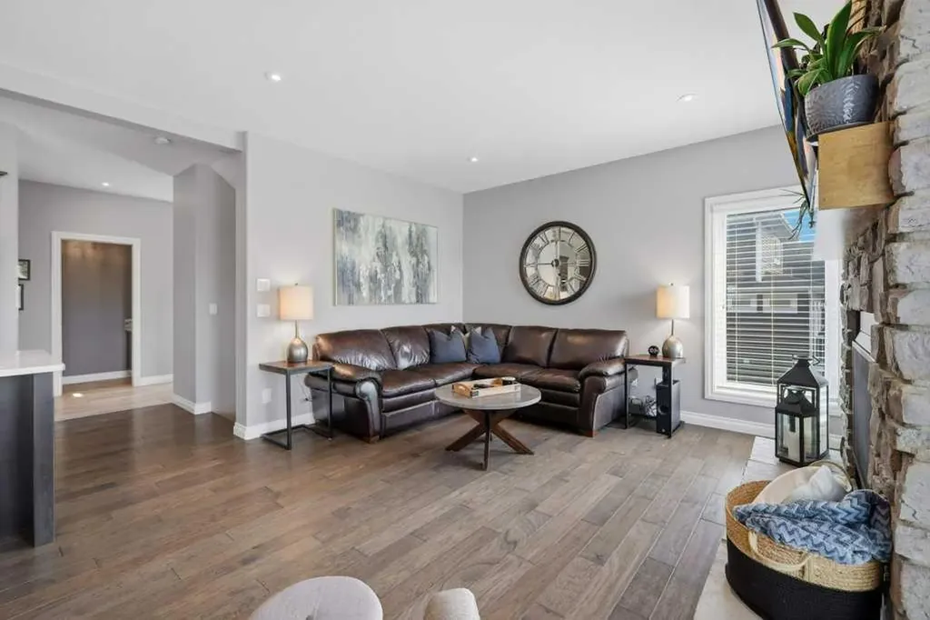 23 Vanveller Way Sylvan Lake AB T4S 0M4