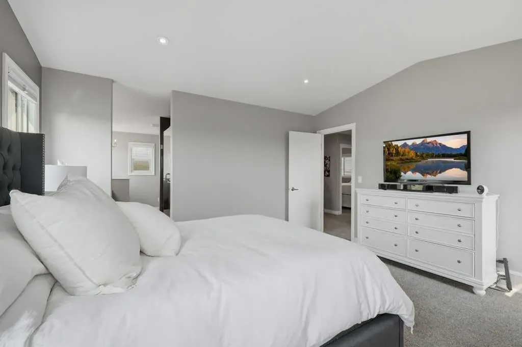 23 Vanveller Way Sylvan Lake AB T4S 0M4