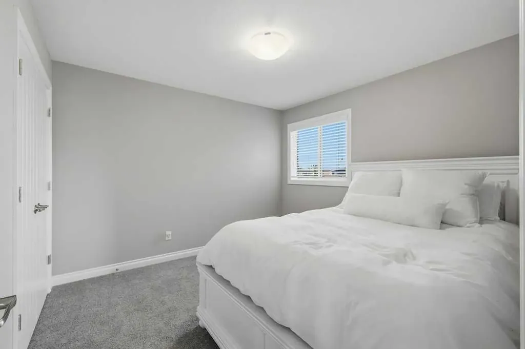 23 Vanveller Way Sylvan Lake AB T4S 0M4