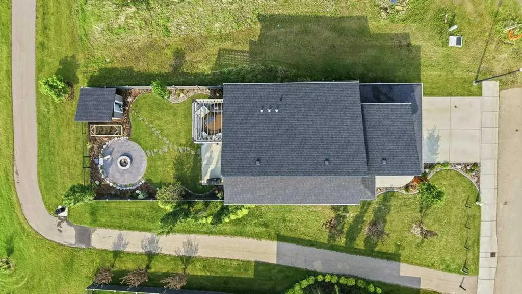 23 Vanveller Way Sylvan Lake AB T4S 0M4
