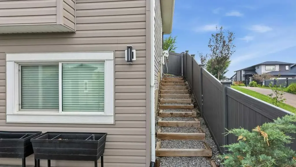 23 Vanveller Way Sylvan Lake AB T4S 0M4