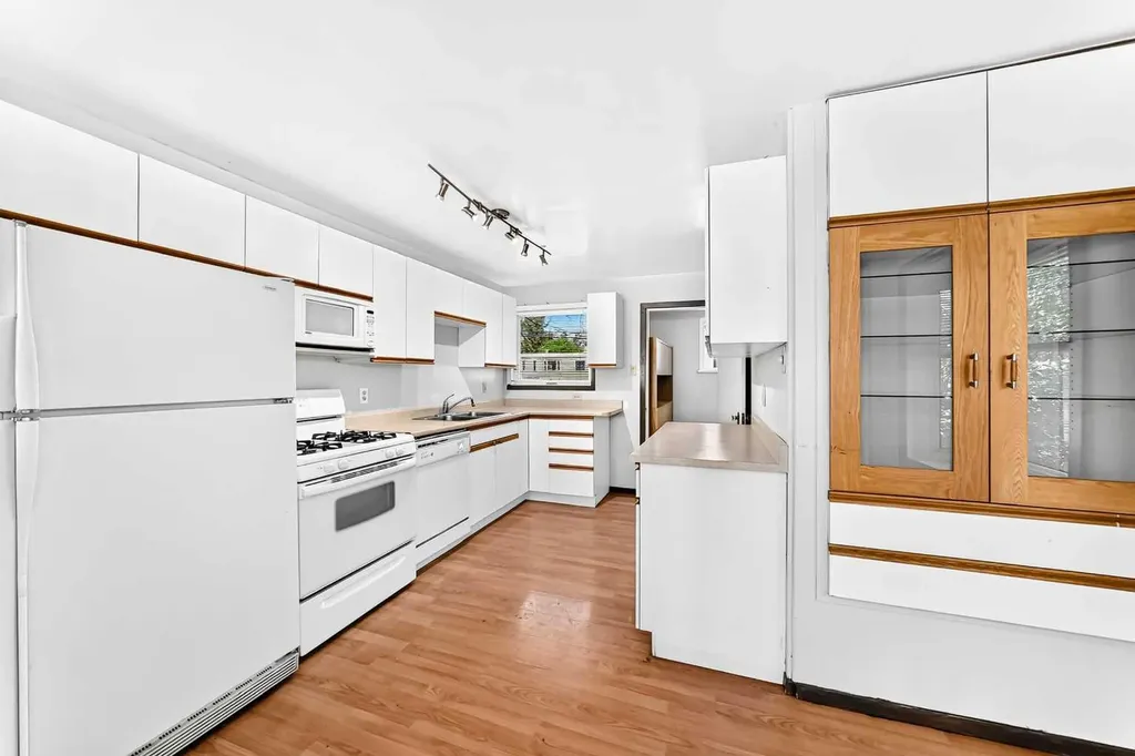 2028 Westmount Road NW Calgary AB T2N 3M9